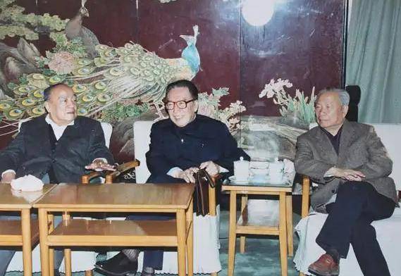 1966年被关押时病危守卫偷偷给他塞了一包糖他如何报答