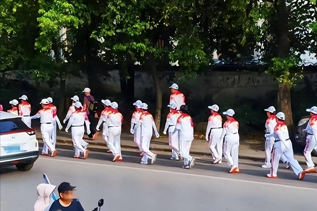 老年“暴走团”不是扰民是他们最后的江湖