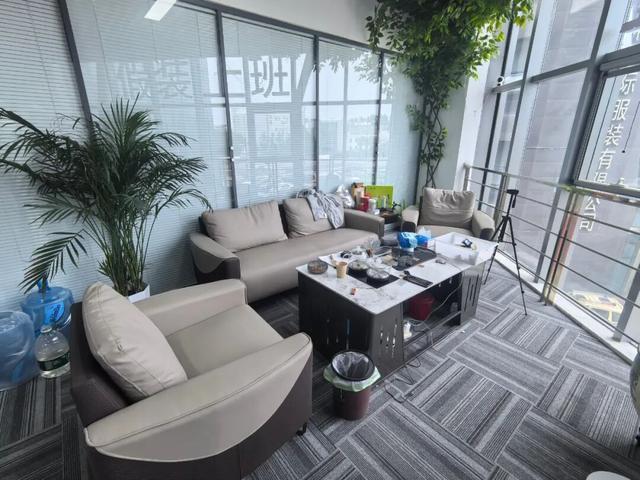 “假装上班”18天他创办了自己的公司→