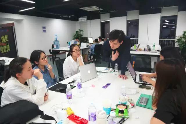 度小满用短剧美学致敬真实与坚韧的创业者